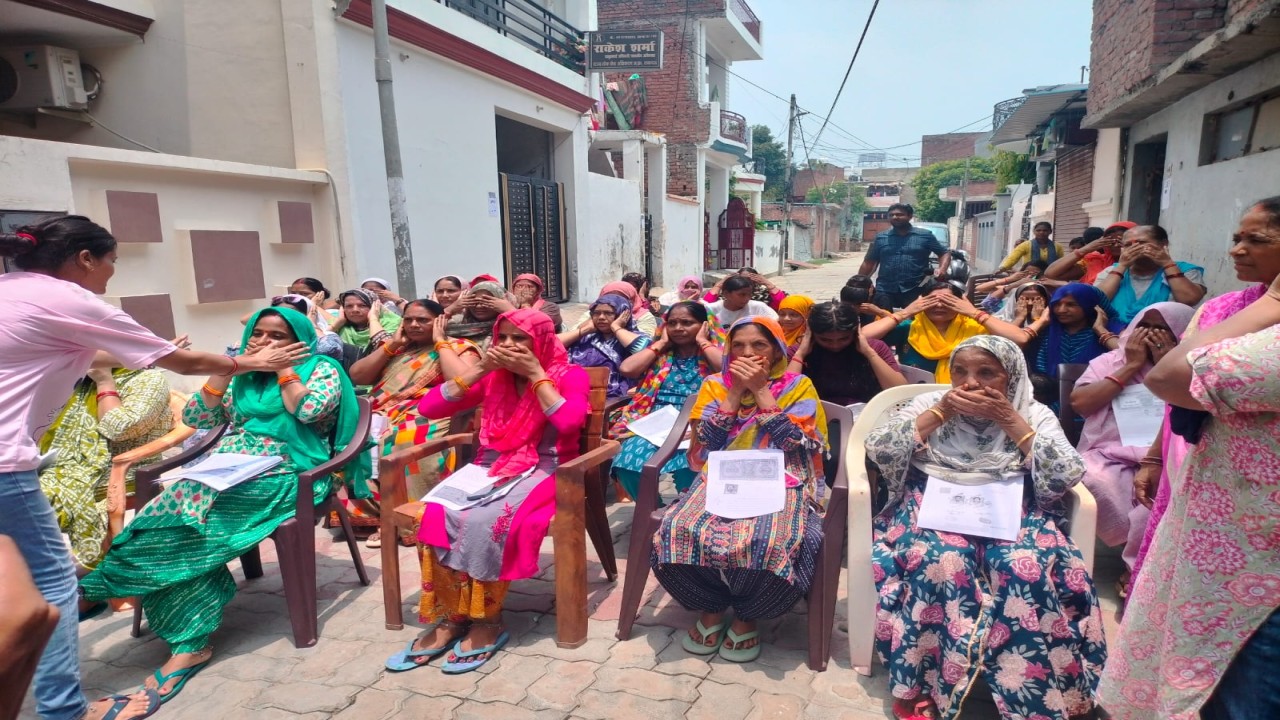 लखनऊ पंत नगर में महिलाओं की गांधीगिरी, आंख, कान और मुंह बंद करके प्रदर्शन  (4)